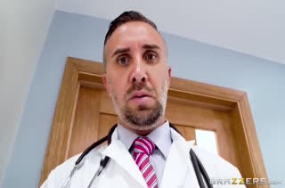 Развратная пациентка в секс наряде совращает доктора #1